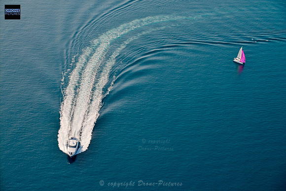 Bateau et voilier en mer, Presqu''ile de Giens