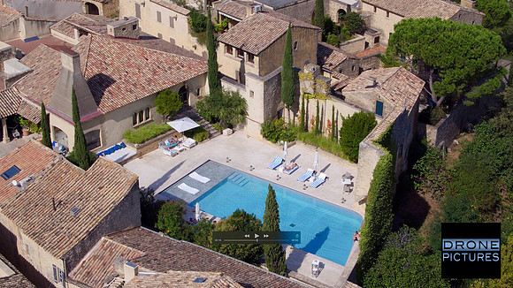 Vue aérienne Hôtel et Piscine - Castillon-du-Gard